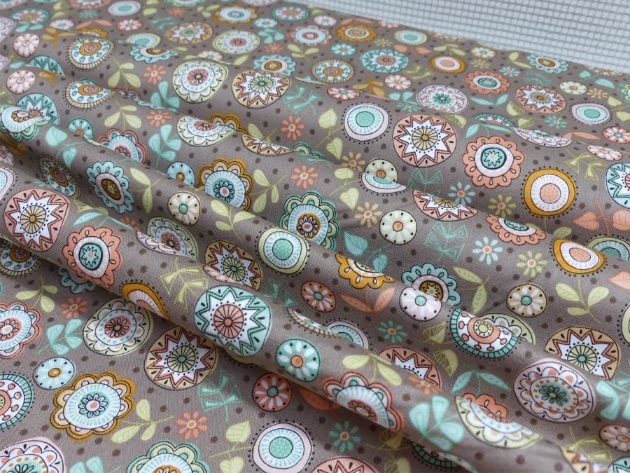 Quiltstoff aus der Serie Doodle Days mit Kreisen und Blumen auf taupe farbenen Untergrund von Makower